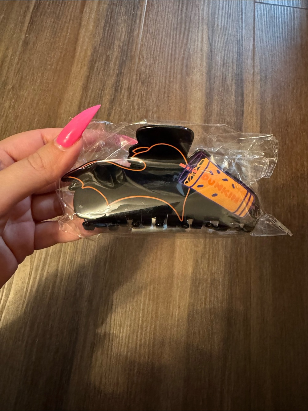 Salem runs on Dunkin bat claw clip